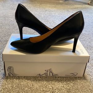 Black pumps